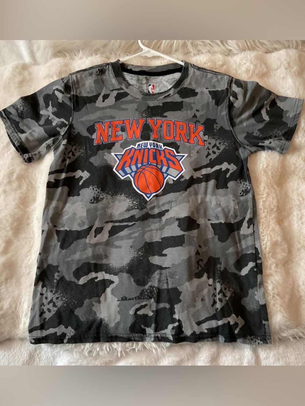 NBA New York Knicks Gray & Black Camo Graphic Tee